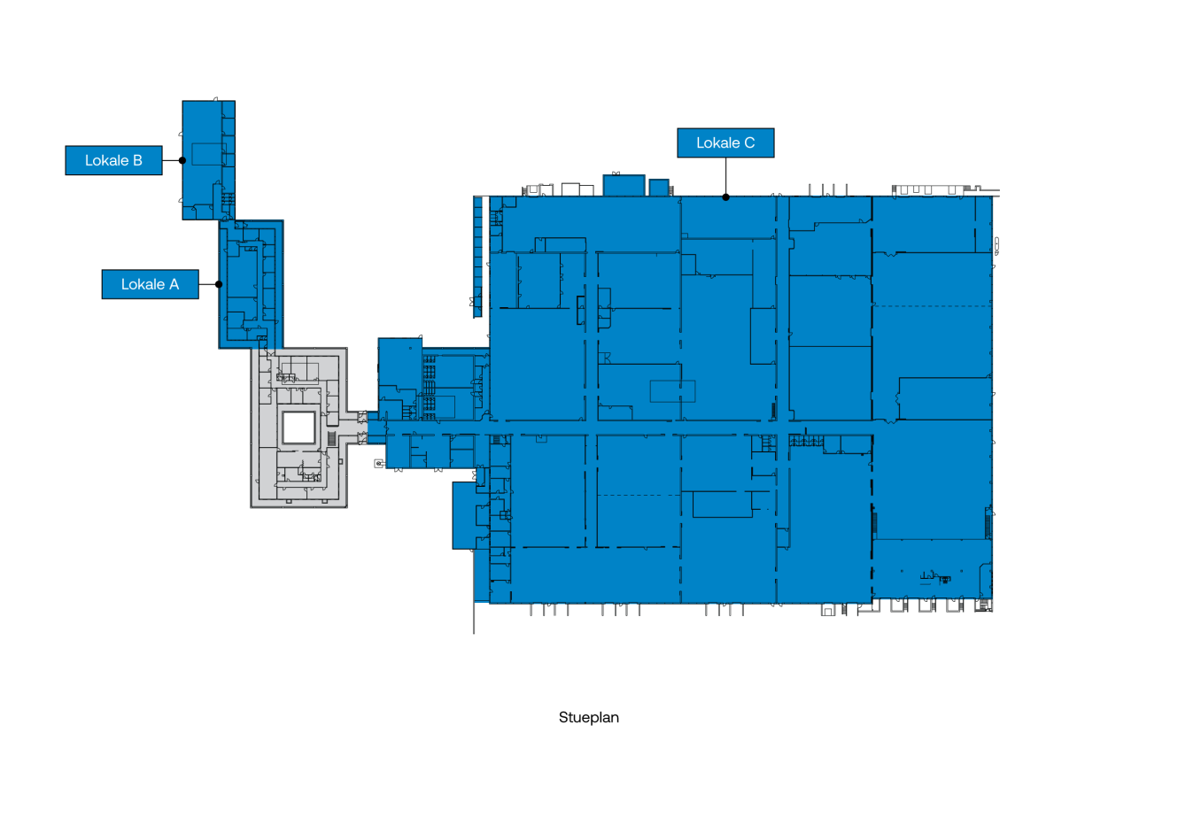 Plantegning, der viser Lokale A og B til venstre, forbundet med hovedbygningen, med Lokale C øverst i midten; de fleste rum er blå.