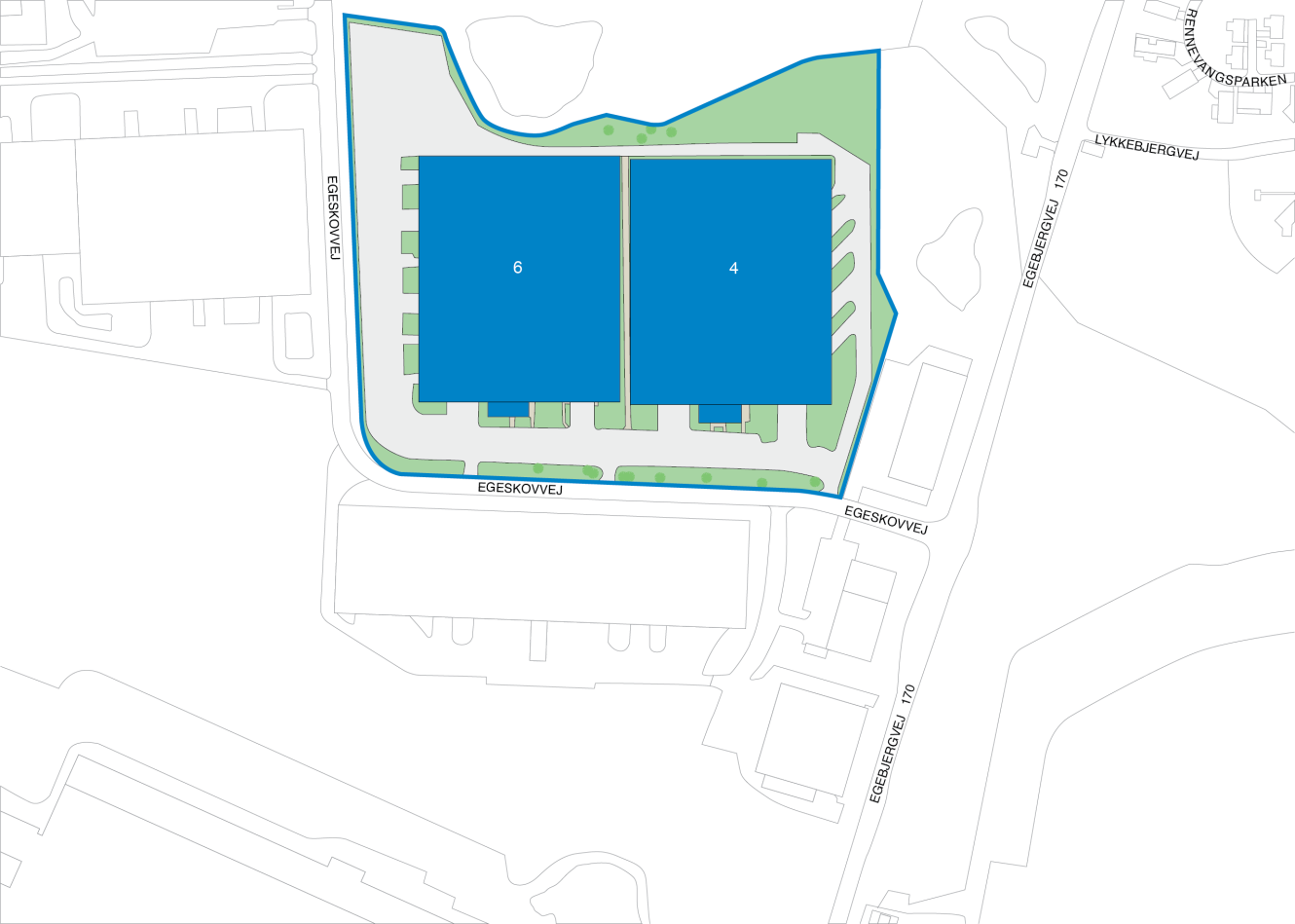 Et situationsplan-kort, der viser to store blå rektangulære bygninger mærket 6 og 4, parkeringspladser og omkringliggende veje, herunder Egeskovvej.