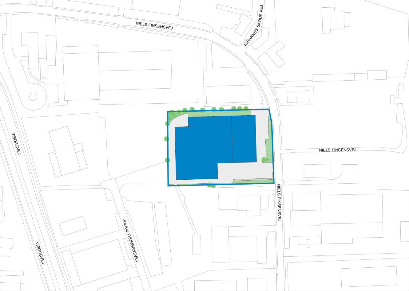 Kortet viser et fremhævet bygningsfodaftryk i blåt, afgrænset af Niels Finsensvej og tilstødende gader, med omkringliggende træer og nærliggende strukturer angivet.