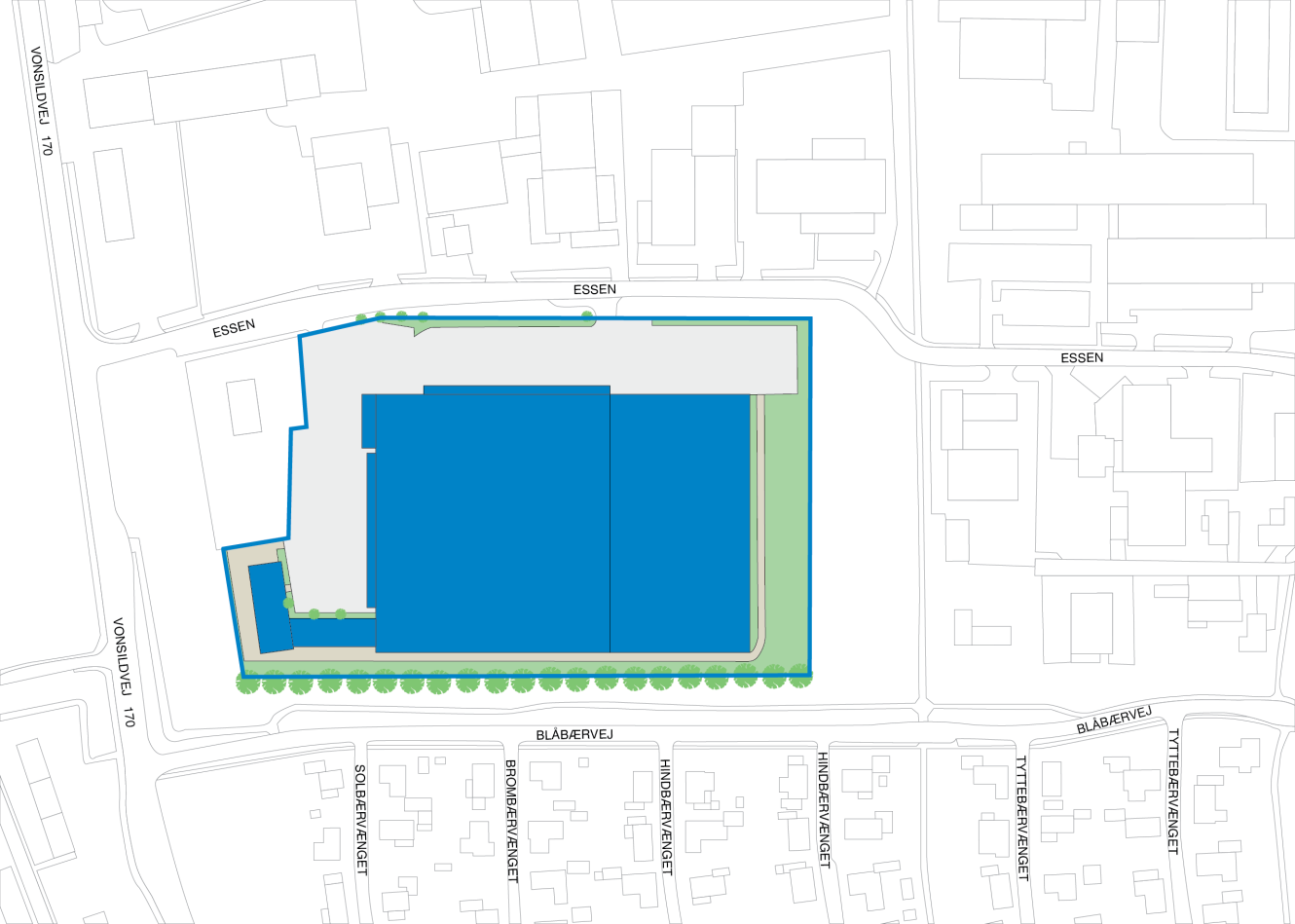 Kortet viser en stor rektangulær bygning, der er indtegnet med blåt i et kvarter, der afgrænses af gaderne Essén og Blåbärsvägen, med træer langs den sydlige kant.