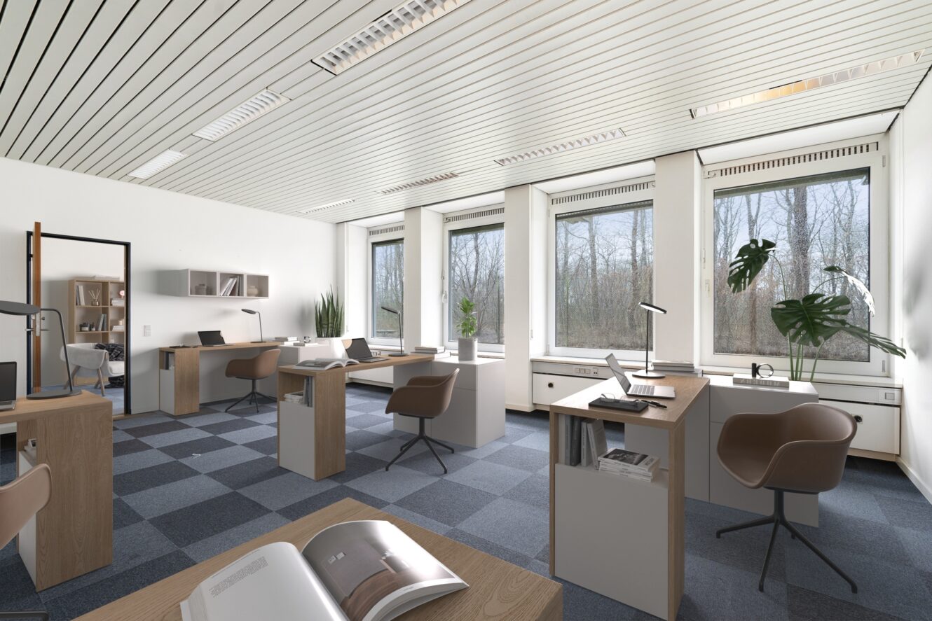 Moderne kontorlokaler med flere skriveborde, stole, computere og store vinduer med udsigt til træer; minimalistisk indretning med neutrale toner og indendørs planter.