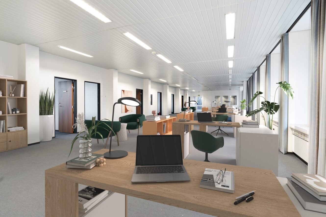 Moderne åbent kontorlandskab med skriveborde, stole, planter, hylder og store vinduer, der giver naturligt lys; en bærbar computer og kontorartikler står på skrivebordet i forgrunden.