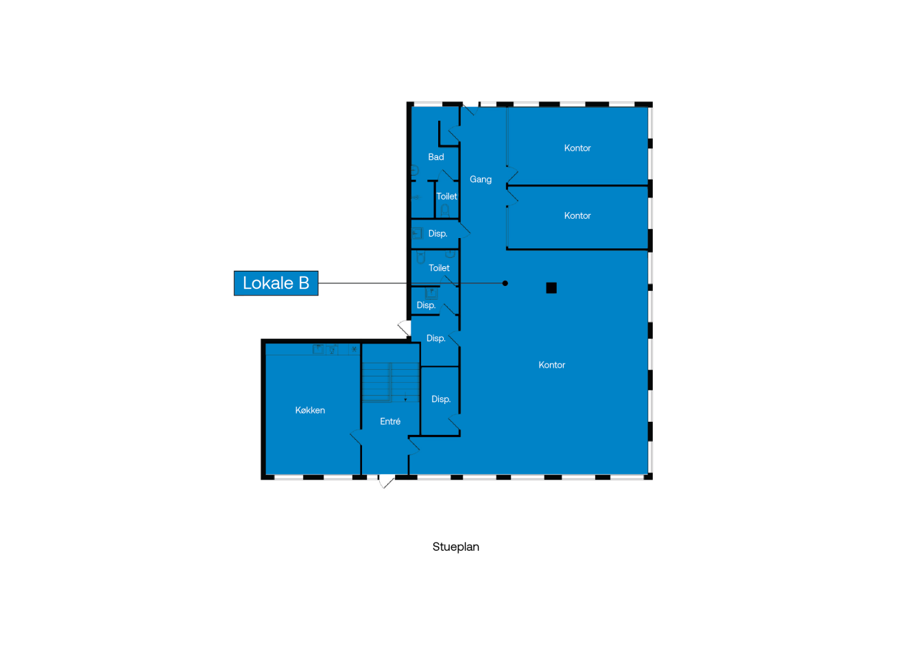 Plantegning mærket Lokale B, der viser kontorer, toiletter, lagerrum, køkken og indgangsparti. Teksten er på dansk.
