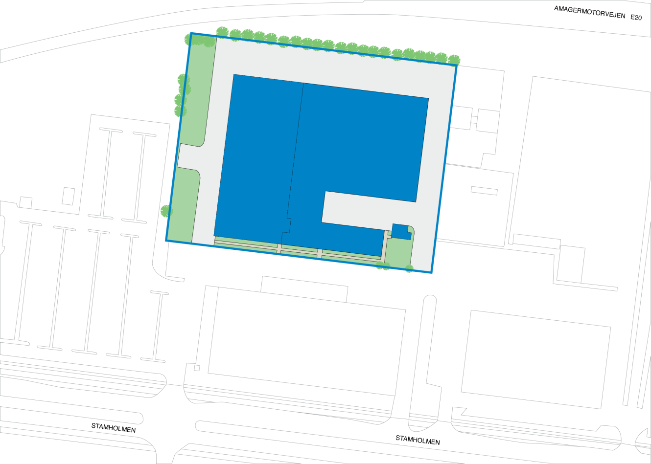 Situationsplan, der viser et stort blåt bygningsfodaftryk inden for en afgrænset grund, omgivet af veje med betegnelsen Amagermotorvejen og Stamholmen.