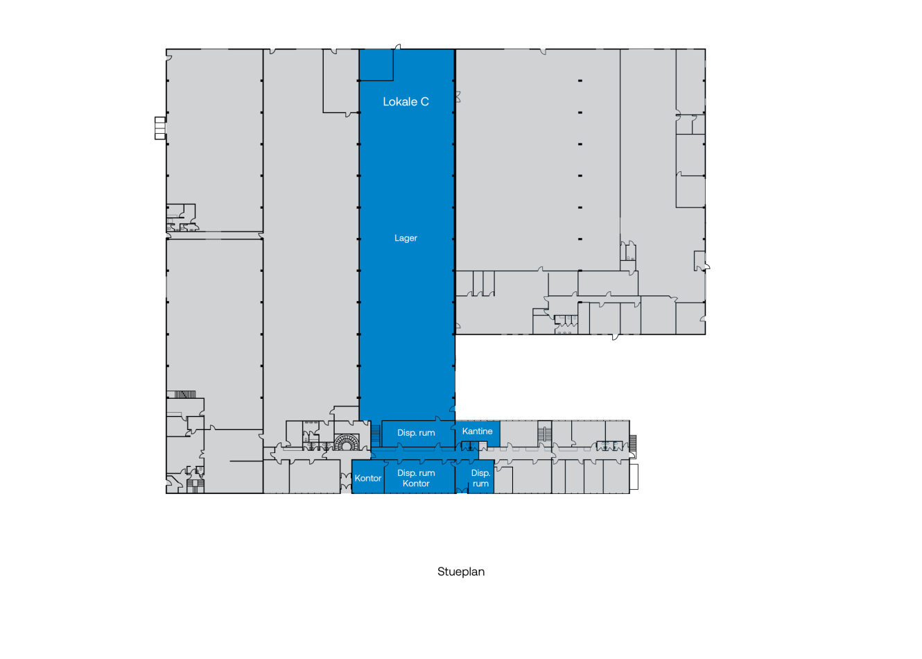 Plantegning med flere rum markeret, hvor Lokale C og Lager er fremhævet med blåt sammen med kontorer (Kontor) og yderligere rum (Disp. rum) i et afgrænset område.