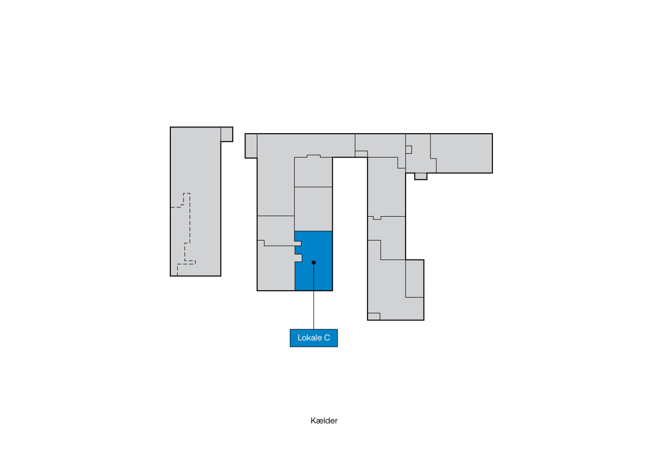Plantegning med Lokale C i blåt i midten og de omkringliggende rum i gråt. Nederst står der Kælder, som angiver kælderniveauet.