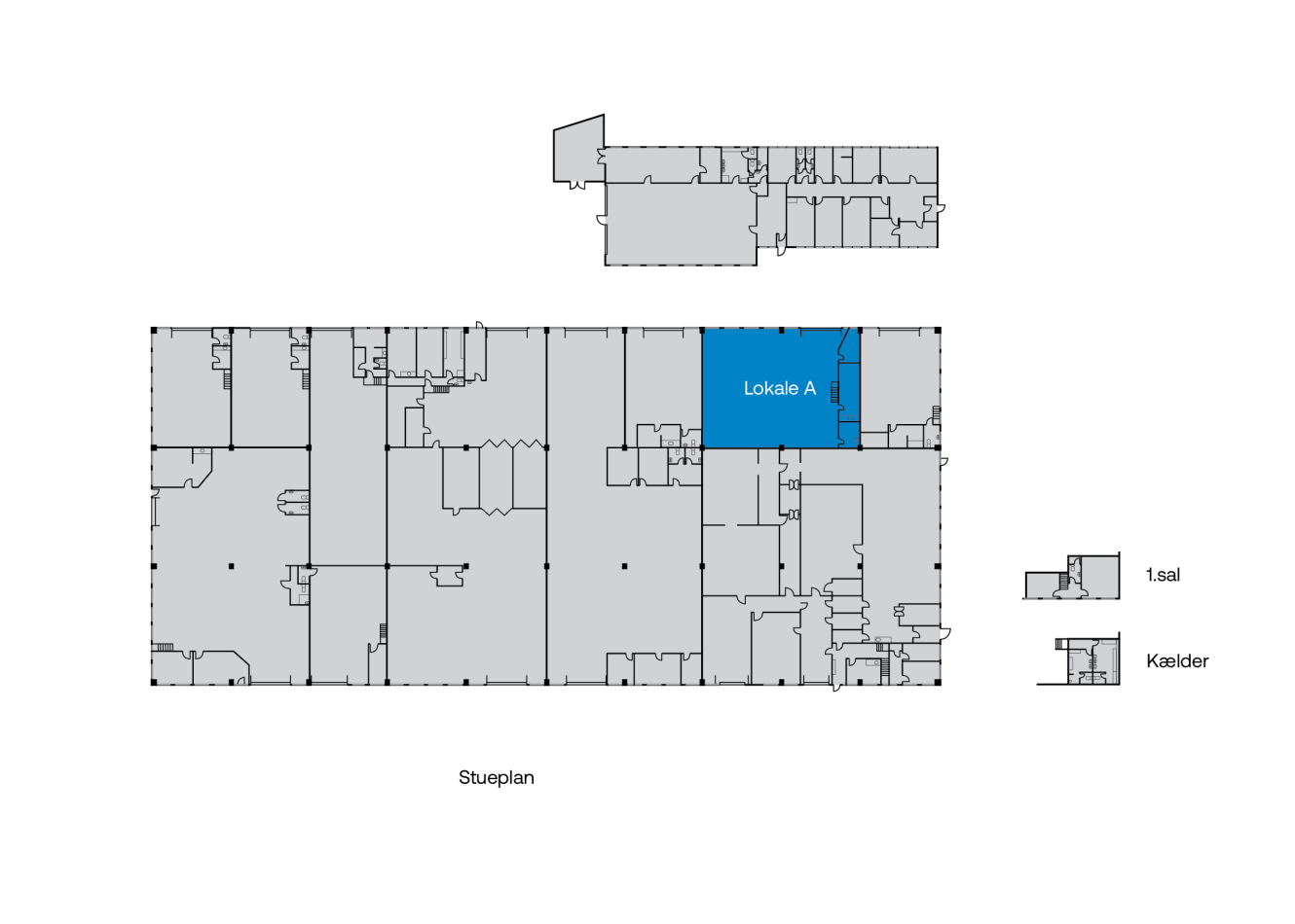 Plantegning med "Lokale A" markeret med blåt i stueetagen, med yderligere mindre plantegninger for øvre og nedre etager til højre.