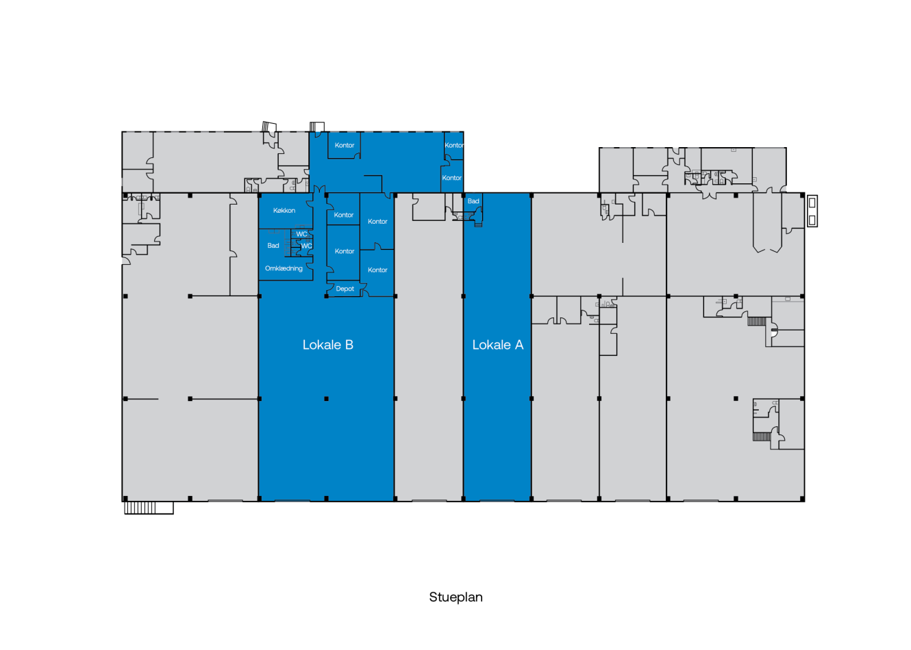 Plantegning med Lokale A og Lokale B markeret med blåt og flere tilstødende rum, der er markeret som kontorer, køkken, badeværelse og lagerrum.