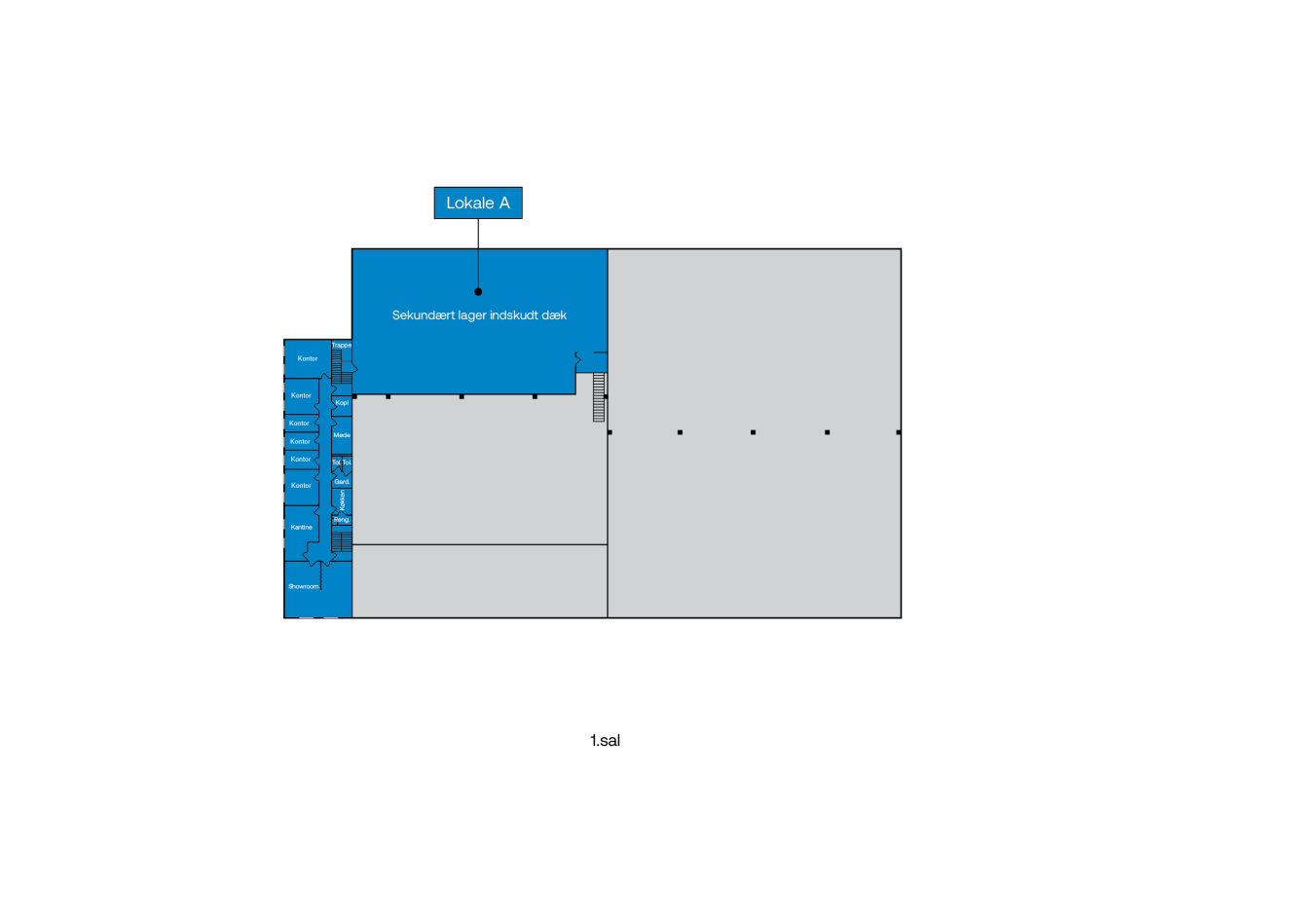 Plantegning med Lokale A og Sekundært lager inklusivt skrivebord markeret med blåt i venstre side, med mærkede rum og et umærket stort gråt område i højre side.