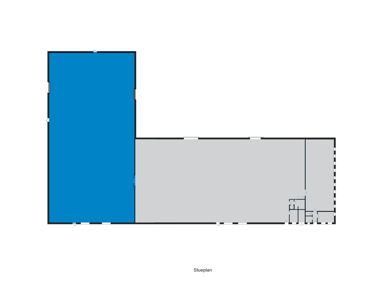 En enkel grundplan med et L-formet layout; den venstre sektion er fremhævet med blåt, og den højre sektion indeholder mindre skitserede rum.