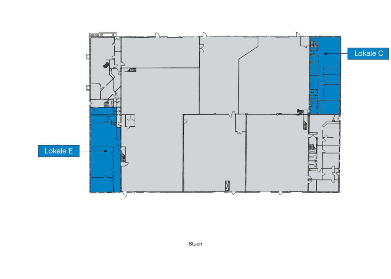 Plantegning af en bygnings stueetage med to rum, Lokale E til venstre og Lokale C til højre, markeret med blåt.