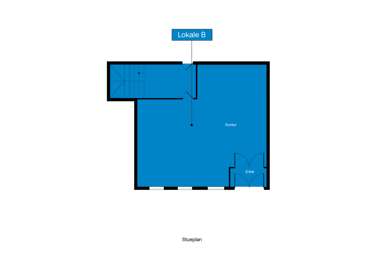 Etageplan mærket Stueplan, der viser et blåfarvet rum mærket Kontor med en indgang mærket Entré og en sektion mærket Lokale B i nærheden af en trappe.