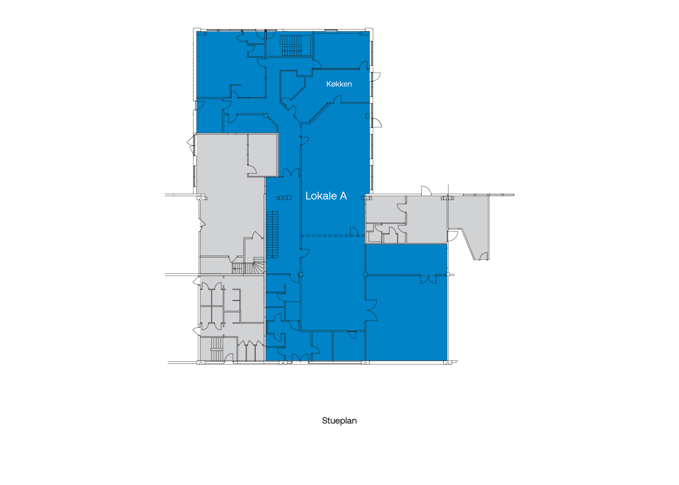 Plantegning med Lokale A og Køkken-områderne markeret med blåt og resten af rummene og gangene markeret med gråt; mærket "Stueplan" nederst.