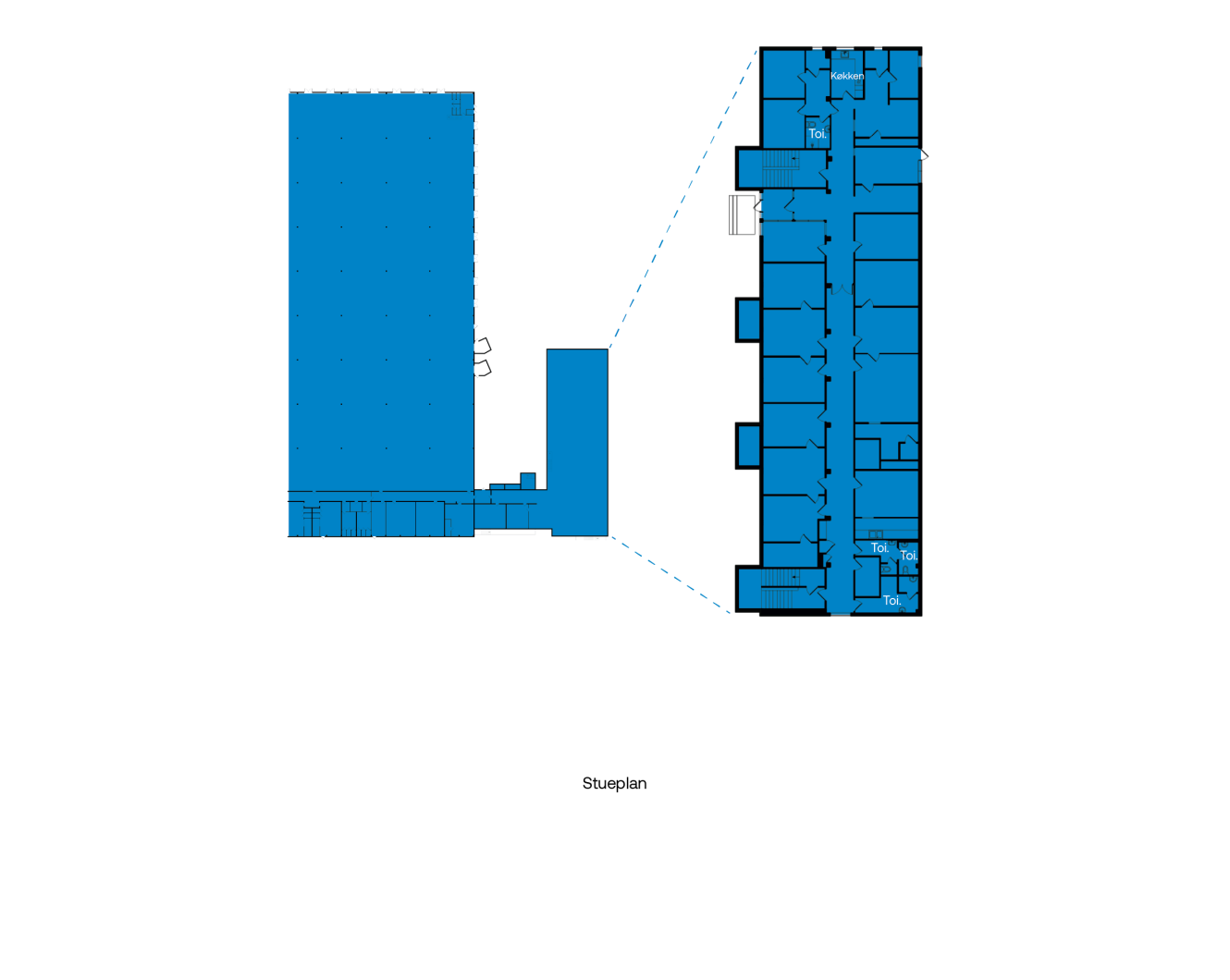 Bygningens grundplan viser to forbundne sektioner med rum markeret med blåt, den ene sektion er zoomet ind for at vise detaljeret ruminddeling. Stueplanen er mærket i bunden.