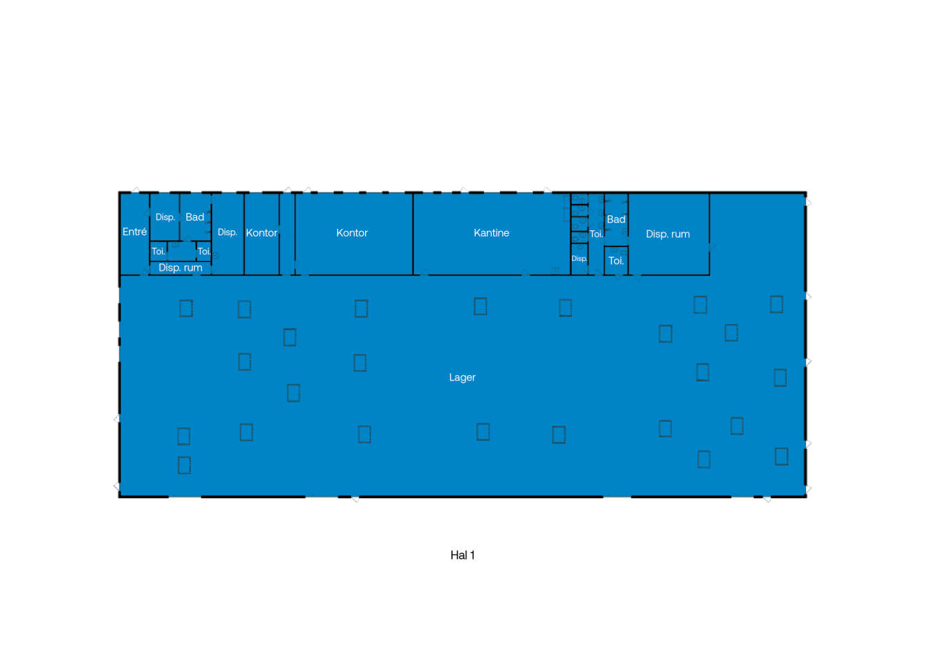 Plantegning, der viser indgang, kontorer, badeværelser, lagerrum, kantine, toiletter og et stort lagerområde mærket "Lager" med flere firkantede markeringer.