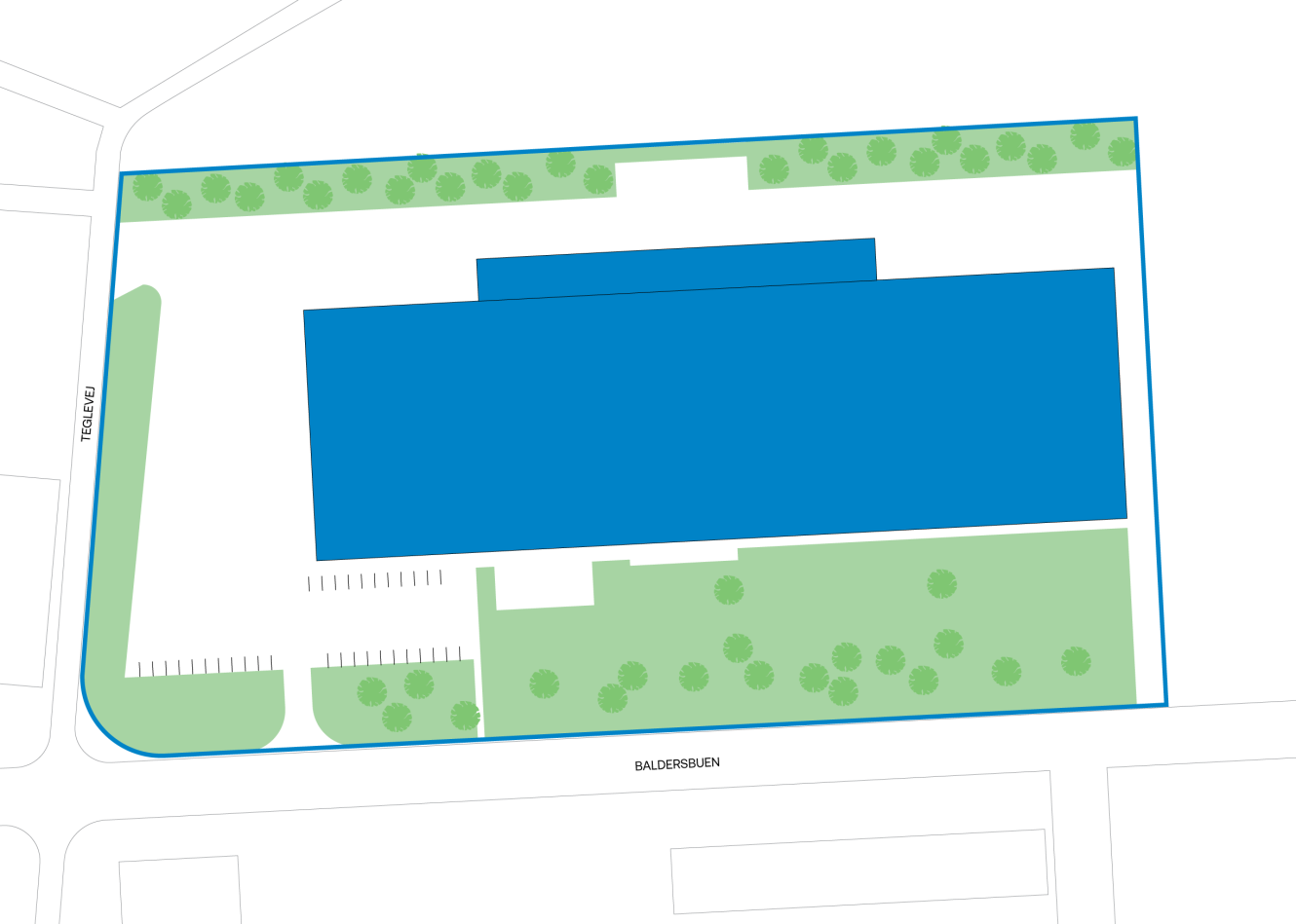 Situationsplan, der viser en stor blå rektangulær bygning omgivet af grønne områder med træer, parkeringspladser og tilstødende veje med betegnelserne Tegelväv og Baldersvägen.
