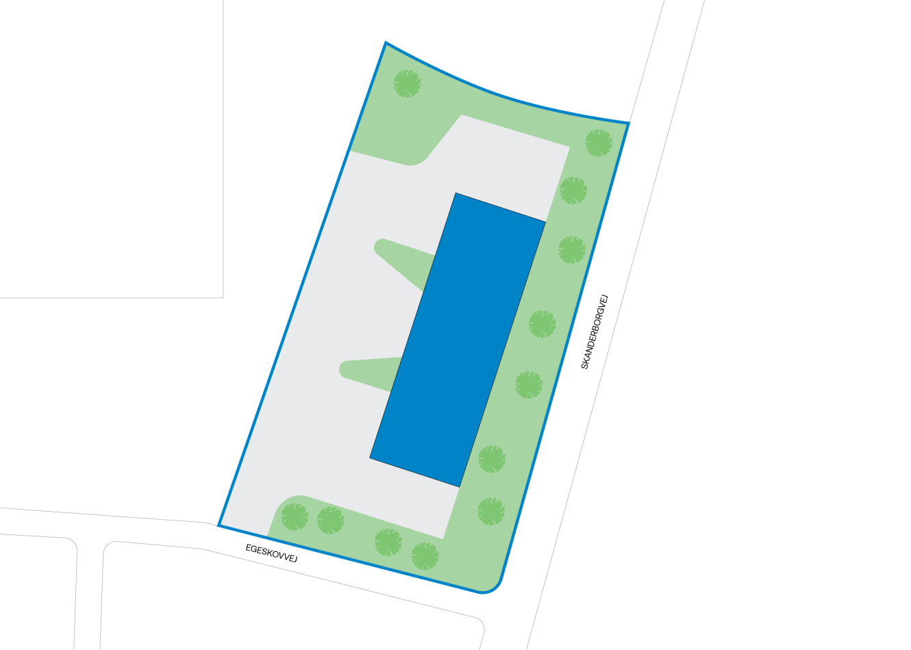 Situationsplan, der viser en rektangulær bygning med betegnelsen Lokale A, omgivet af grønne områder, træer, parkeringspladser og tilstødende gader med navnene Egebovej og Skandersborgvej.