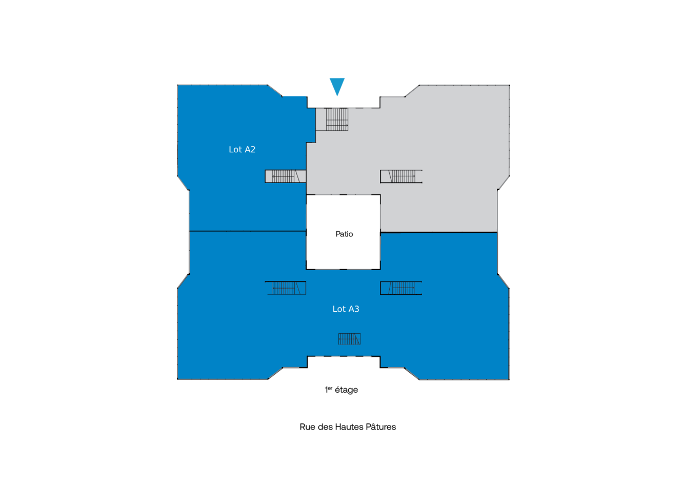 Plan d'étage montrant deux lots étiquetés A2 et A3 en bleu, entourant un patio central, avec des escaliers et une entrée en haut ; le nom de la rue en bas.