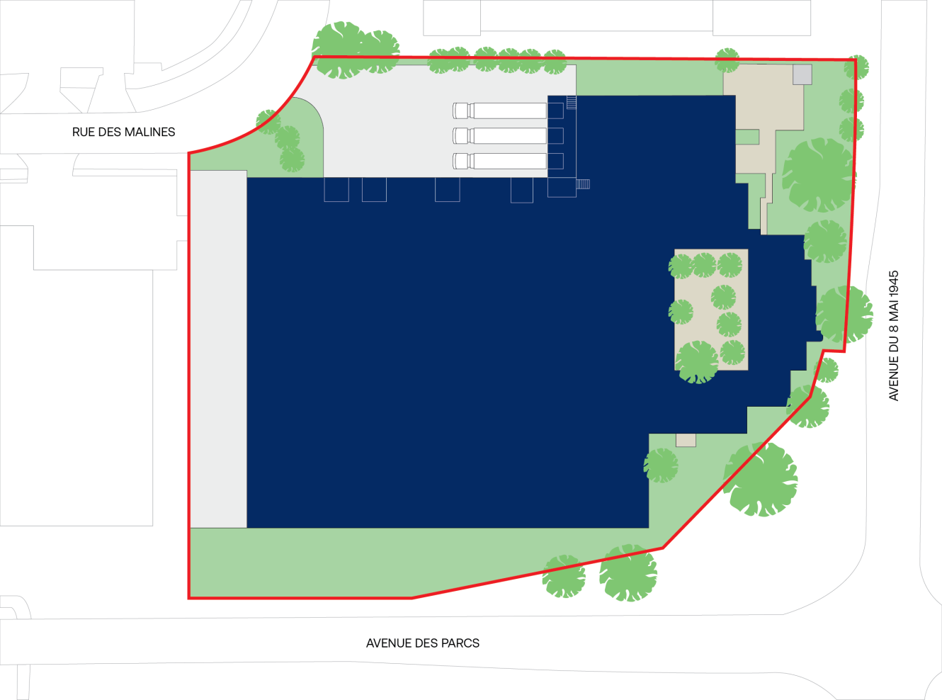 Plan du site montrant l'empreinte d'un grand bâtiment bleu foncé avec des places de parking adjacentes, des arbres et une ligne de démarcation rouge le long de trois rues : Rue des Malines, Avenue des Parcs, et Avenue du 8 Mai 1945.