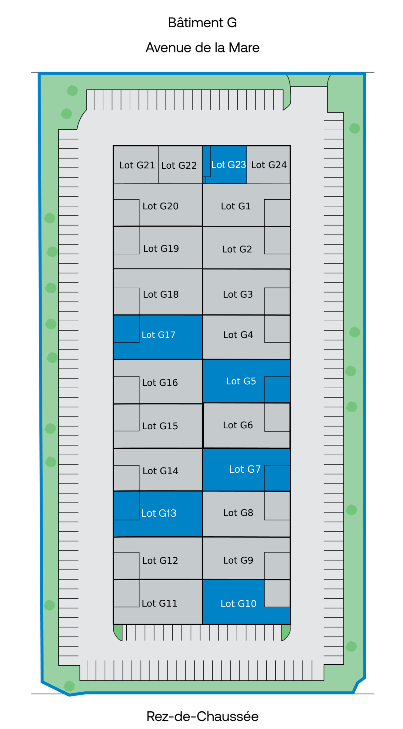 Diagramme d'un parc de stationnement montrant plusieurs places de stationnement étiquetées par numéro de lot, avec certaines places surlignées en bleu. Les entrées se trouvent en haut et en bas du schéma.