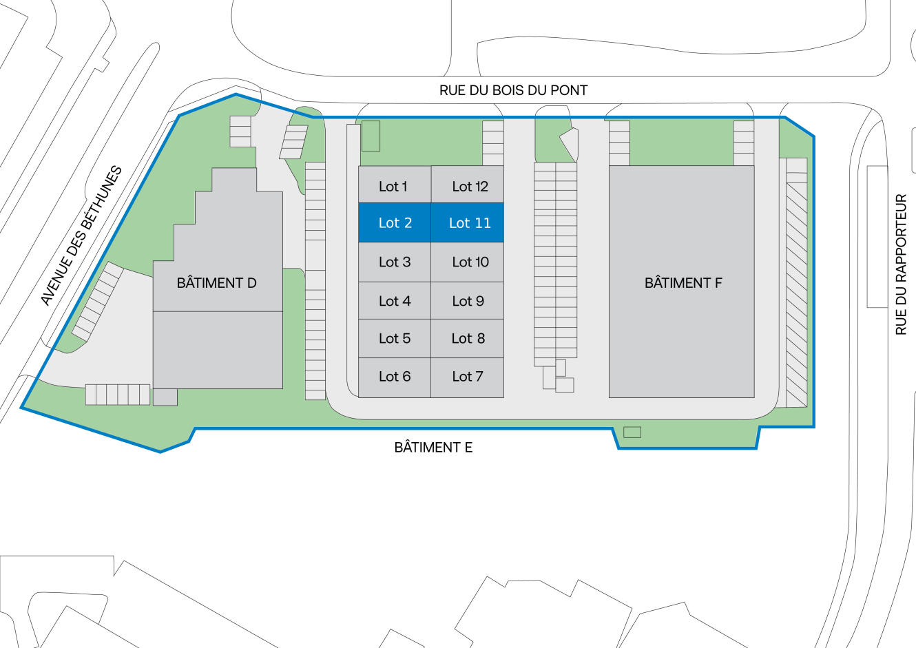 Plan du site avec les bâtiments D, E, F, les aires de stationnement et les 11 lots marqués. Les lots 2 et 11 sont mis en évidence. Les rues avoisinantes sont indiquées.