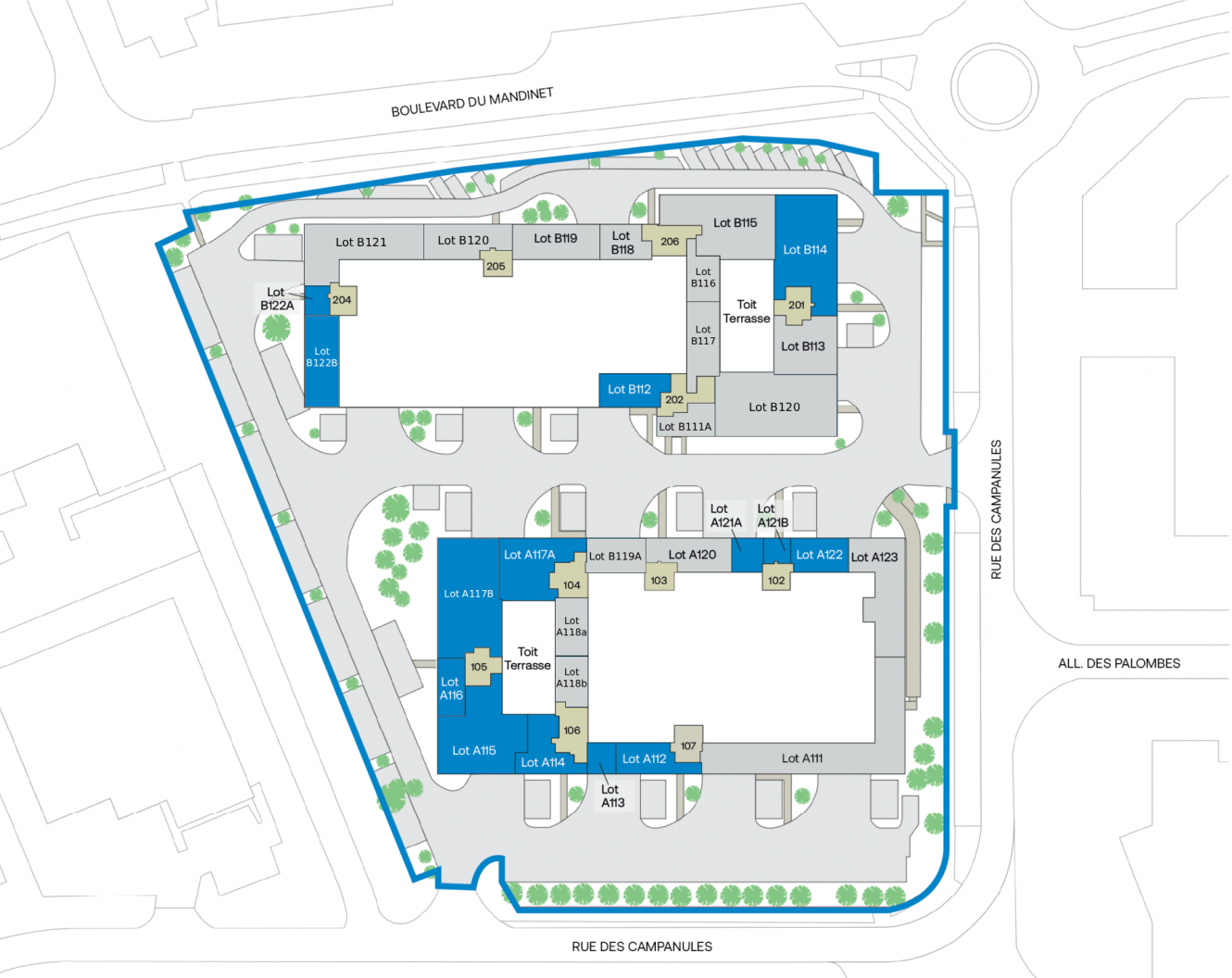 Plan du site montrant les lots de construction numérotés, les lots surlignés en bleu, les places de stationnement, les rues environnantes et les espaces verts aménagés.