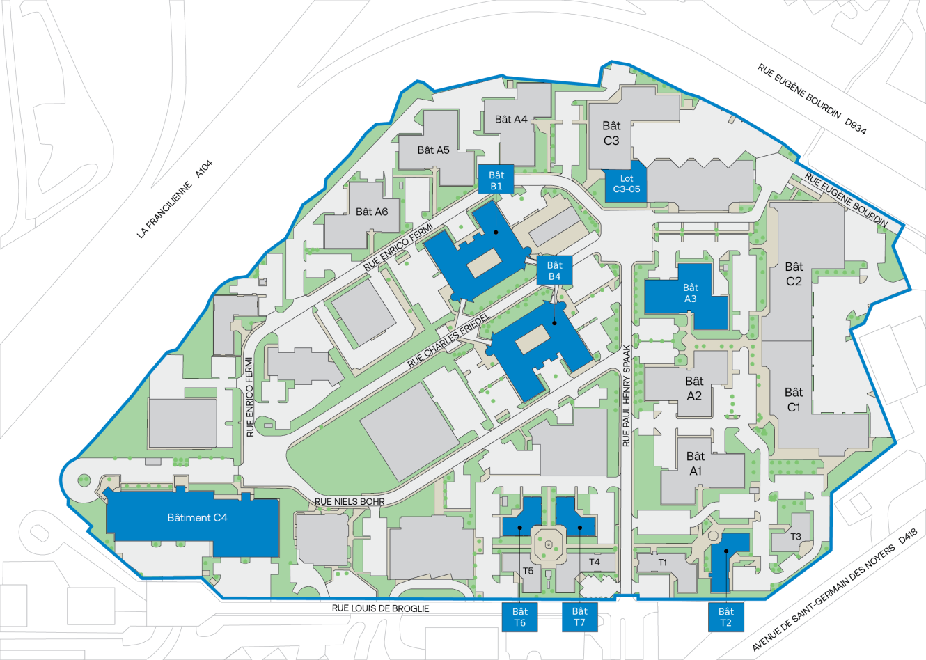Un plan du site montrant plusieurs bâtiments et routes étiquetés dans un complexe, avec certains bâtiments surlignés en bleu.