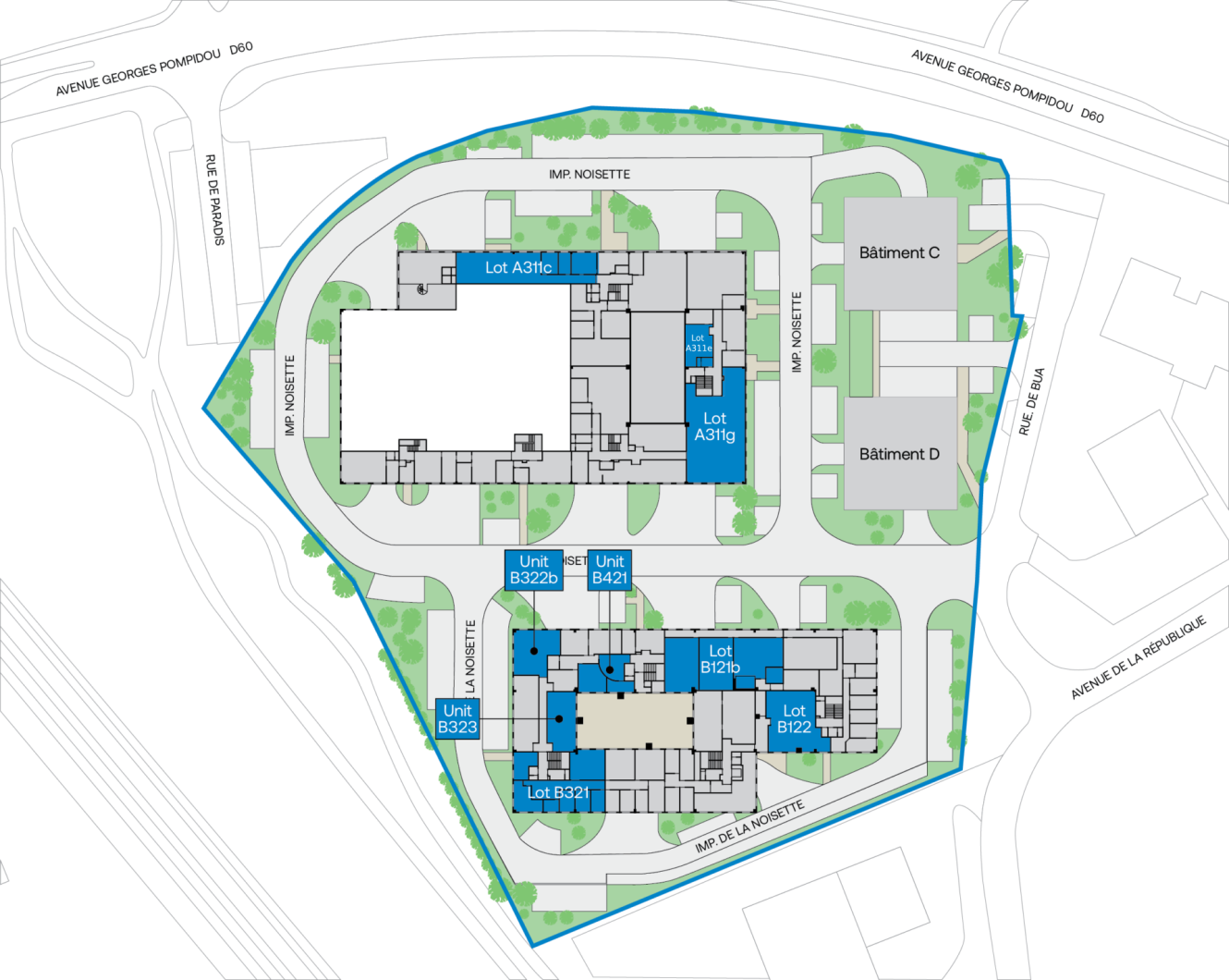 Plan du site d'un complexe immobilier montrant quatre bâtiments principaux étiquetés A, B, C et D, avec des lots et des unités spécifiques surlignés en bleu. Des routes et des zones vertes sont visibles autour du site.