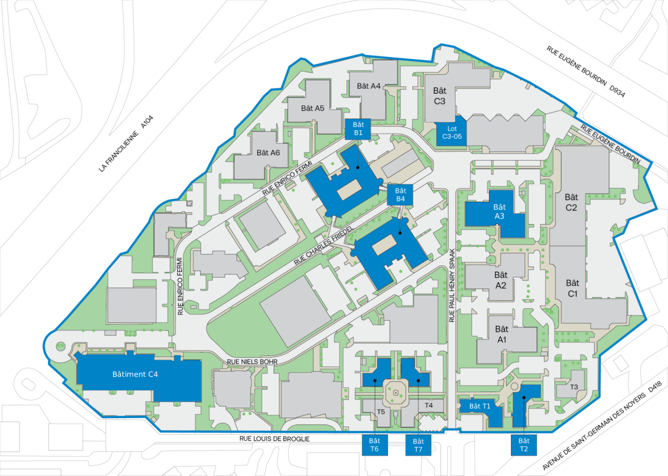 Carte d'un complexe de bâtiments avec des structures, des chemins et des rues étiquetés. Plusieurs bâtiments sont surlignés en bleu, entourés de zones vertes et de routes.