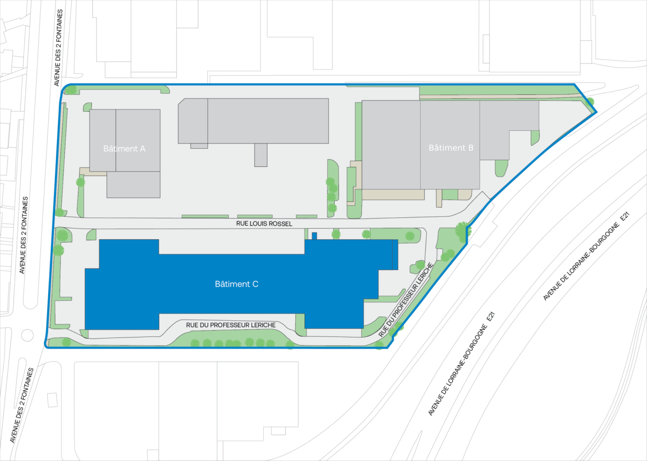 Carte du site montrant trois bâtiments étiquetés (A, B et C), les routes environnantes et les limites du site surlignées en bleu.