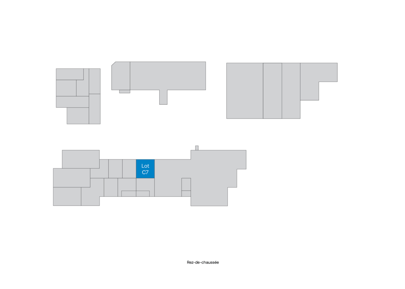 Un plan d'étage avec plusieurs sections ; une section étiquetée Lot C7 est surlignée en bleu près du centre. Le texte Rez-de-chaussée apparaît en bas.
