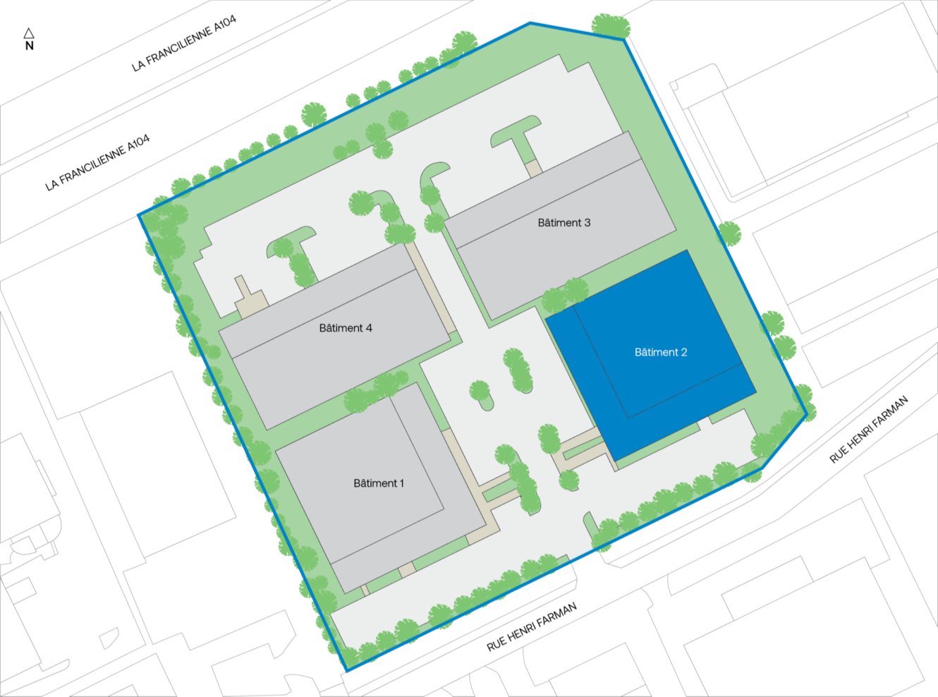 Plan du site montrant quatre bâtiments rectangulaires étiquetés Bâtiment 1, 2, 3 et 4, le Bâtiment 2 étant surligné en bleu, entourés de rues et d'espaces verts.