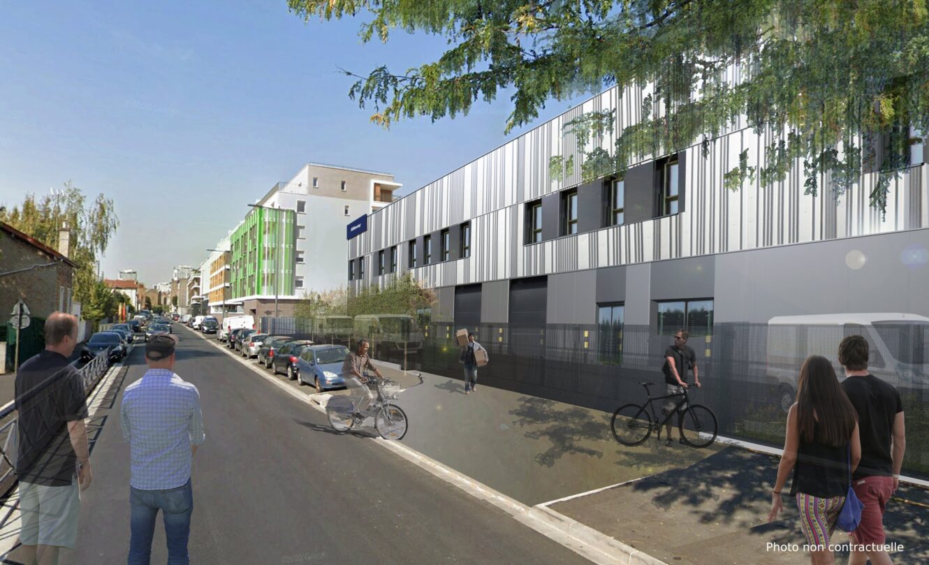 Une rue de la ville avec des voitures garées, des cyclistes et des personnes marchant près d'un bâtiment moderne avec une façade rayée et de grandes fenêtres par une journée ensoleillée.