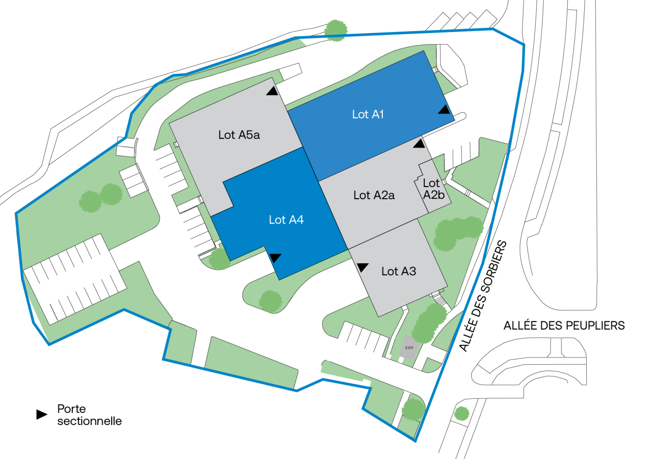 Plan du site indiquant les lots A1, A2a, A2b, A3, A4 et A5a ; les parkings ; les espaces verts ; les rues « Allée des Sorbiers » et « Allée des Peupliers ».