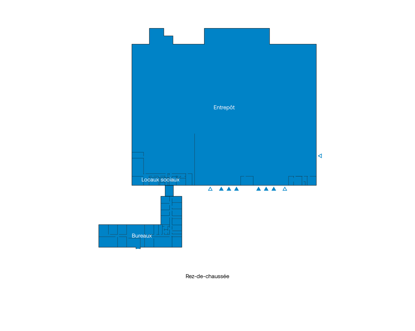 Plan du rez-de-chaussée d'un bâtiment montrant les zones étiquetées : Entrepôt, Locaux sociaux et Bureaux.