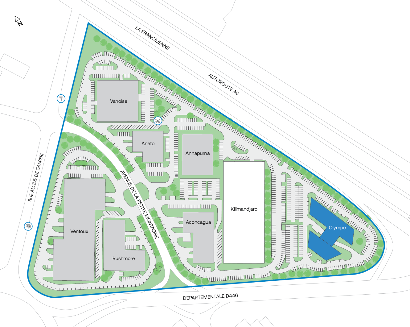 Plan du site montrant les bâtiments, les routes, les parkings, les allées et les espaces verts à l'intérieur d'un terrain triangulaire bordé par trois routes principales. Les noms des bâtiments comprennent Vanoise, Aneto, Annapurna, Kilimandjaro, Olympe, Aconcagua, Ventoux et Rushmore.