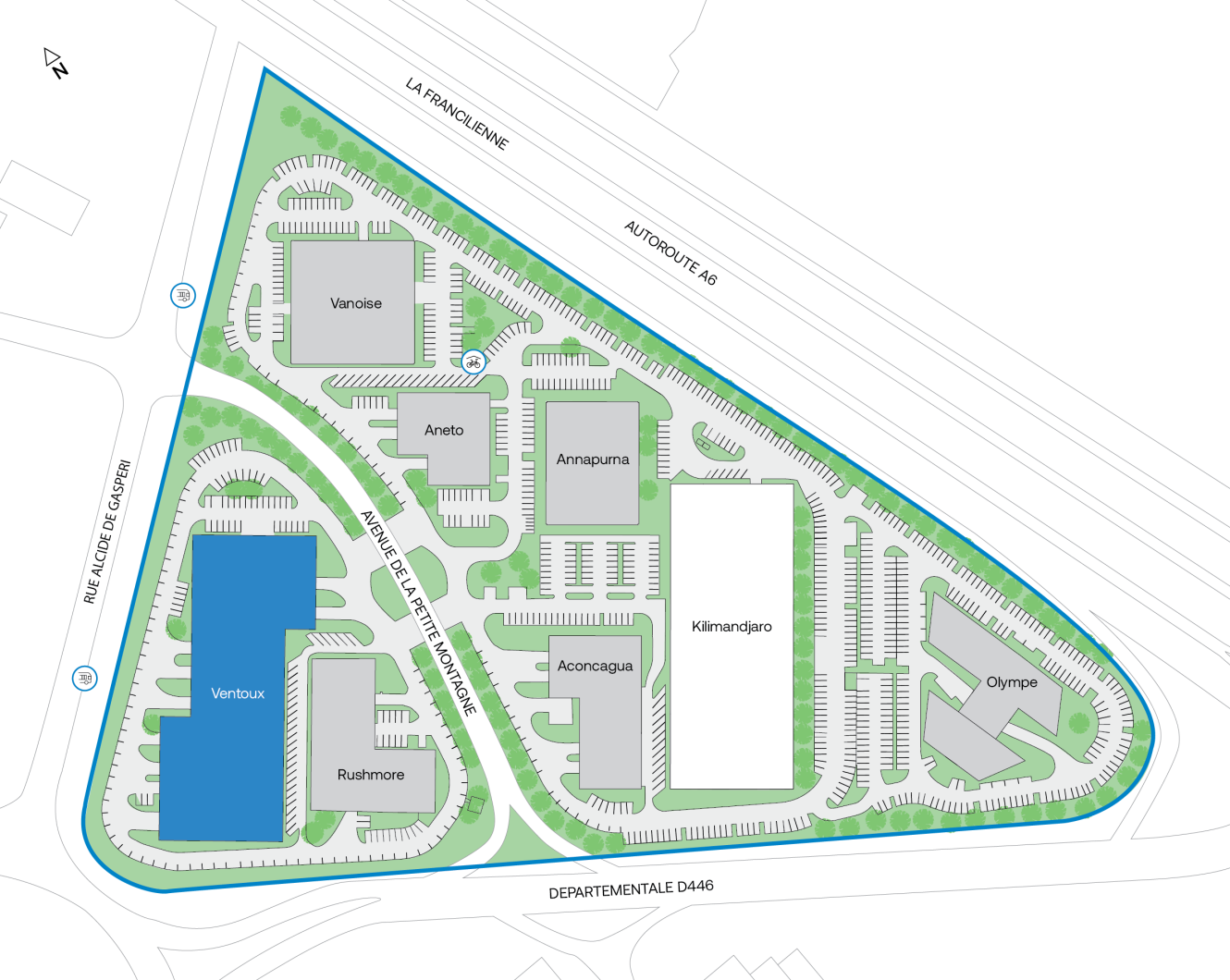 Le plan d'un parc de bureaux situé sur un terrain triangulaire montre des bâtiments étiquetés, des parkings, des espaces verts et des routes internes bordées par trois rues principales.