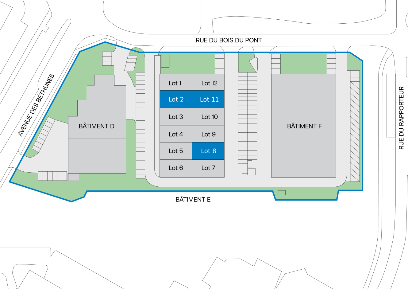 Plan du site montrant les Bâtiments D, E, et F, avec les parkings étiquetés Lot 1 à Lot 12, bordés par quatre rues.