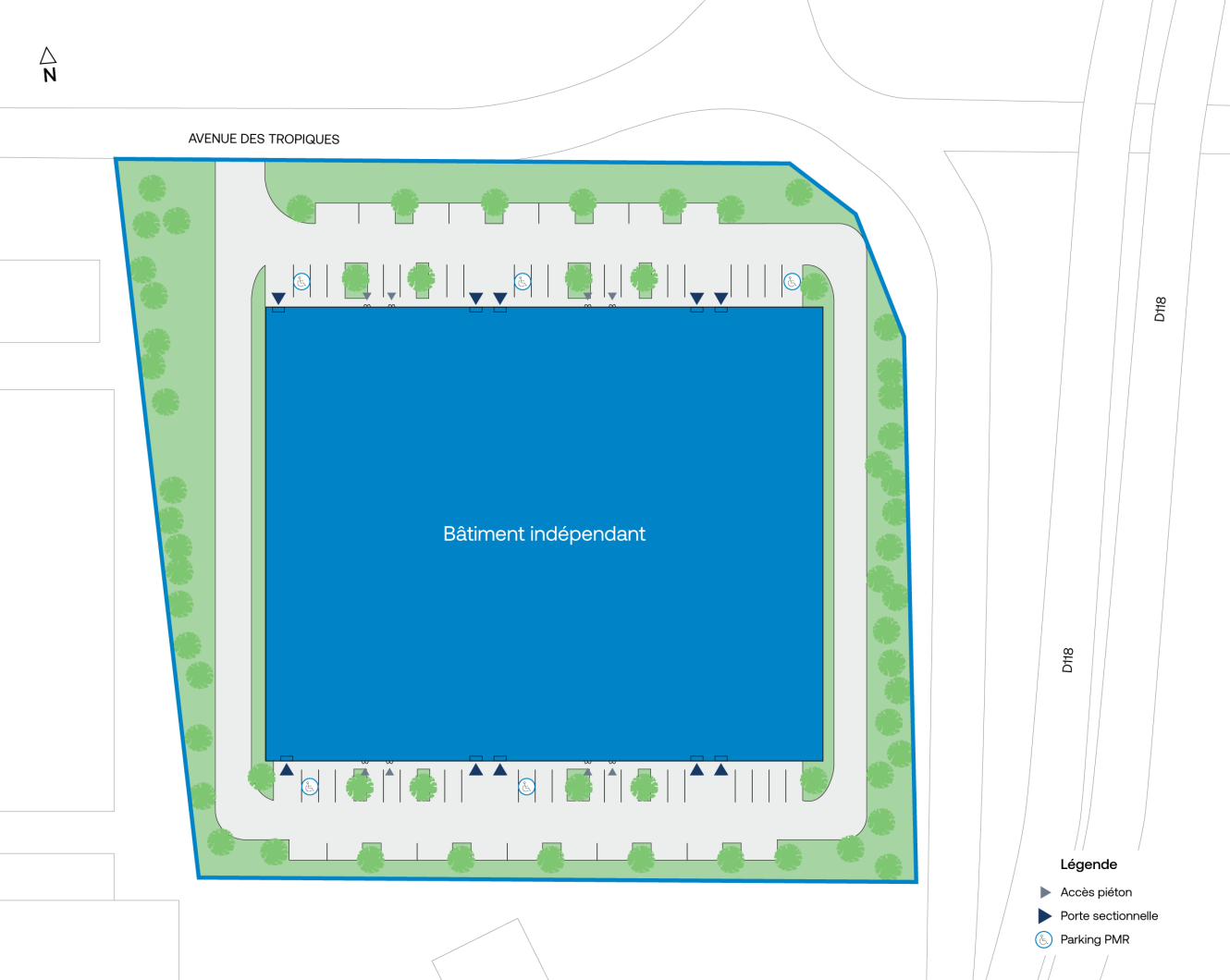 Un plan du site montrant un grand bâtiment central étiqueté Bâtiment indépendant, entouré de places de parking, d'allées, d'arbres et de trois points d'accès le long des routes adjacentes.
