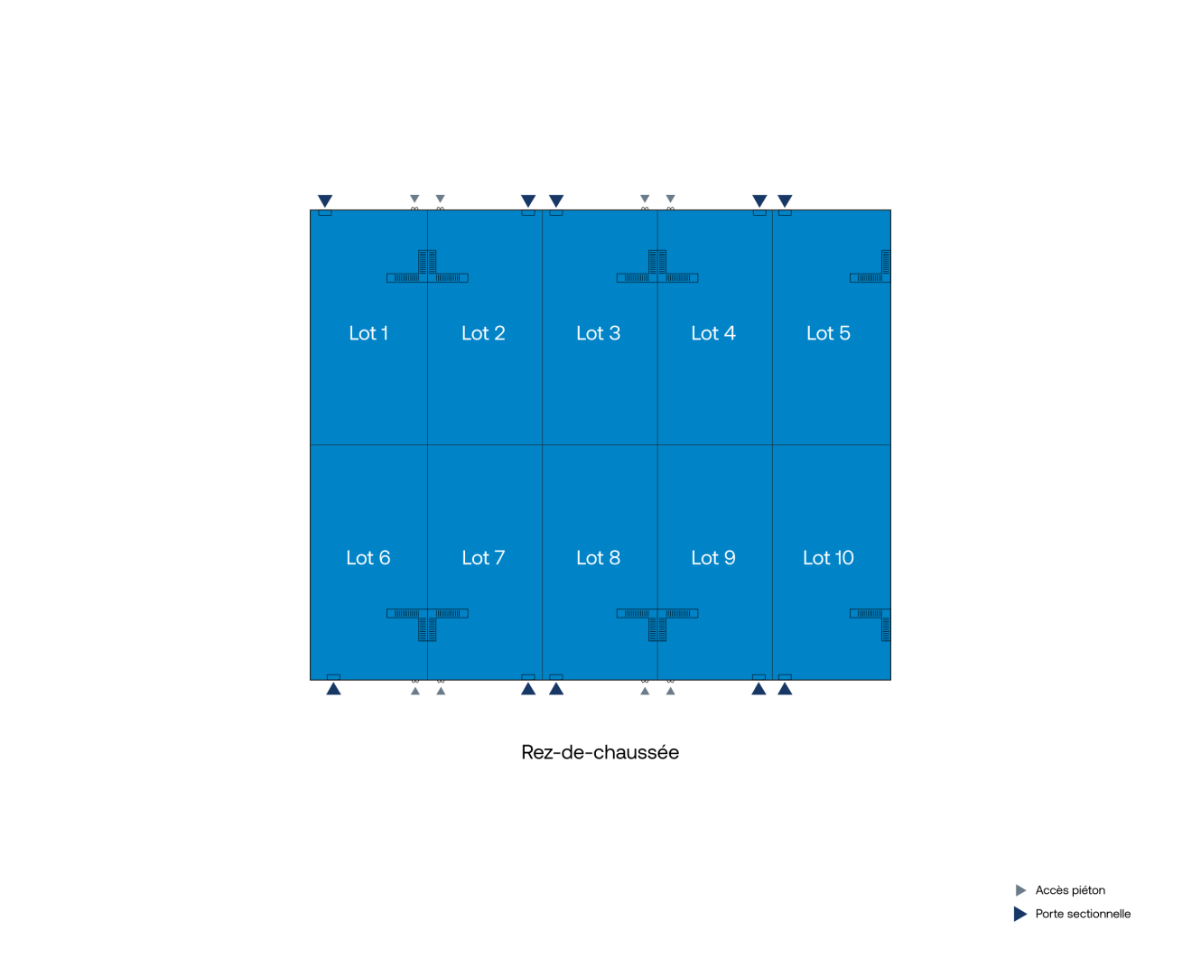 Schéma du rez-de-chaussée d'un bâtiment montrant 10 lots étiquetés dans une grille, avec des icônes pour l'accès piétonnier et les portes sectionnelles en haut et en bas.