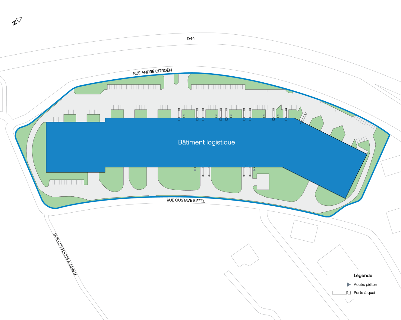 Plan du site avec un grand bâtiment logistique bleu étiqueté Bâtiment logistique, des parkings, des routes et des accès piétonniers et aux quais de chargement marqués.