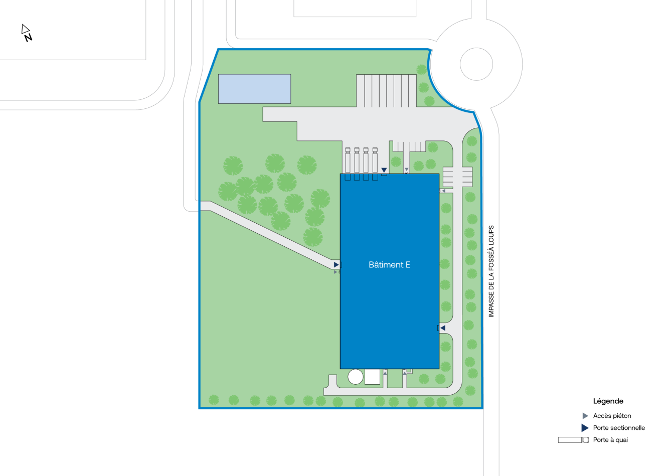 Plan du Bâtiment E avec les parkings, les espaces verts, les chemins, les entrées, et une légende pour les portes et les types d'accès piétons.