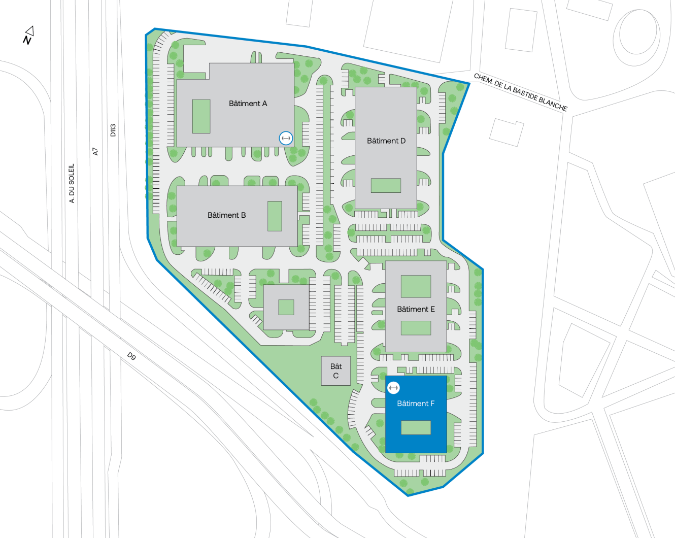 Plan du site d'un complexe comprenant cinq bâtiments identifiés par des lettres (A, B, C, D, F), des parkings, des espaces verts aménagés et les routes avoisinantes, notamment l'avenue du Bréil et le chemin de la Baute Blanche.
