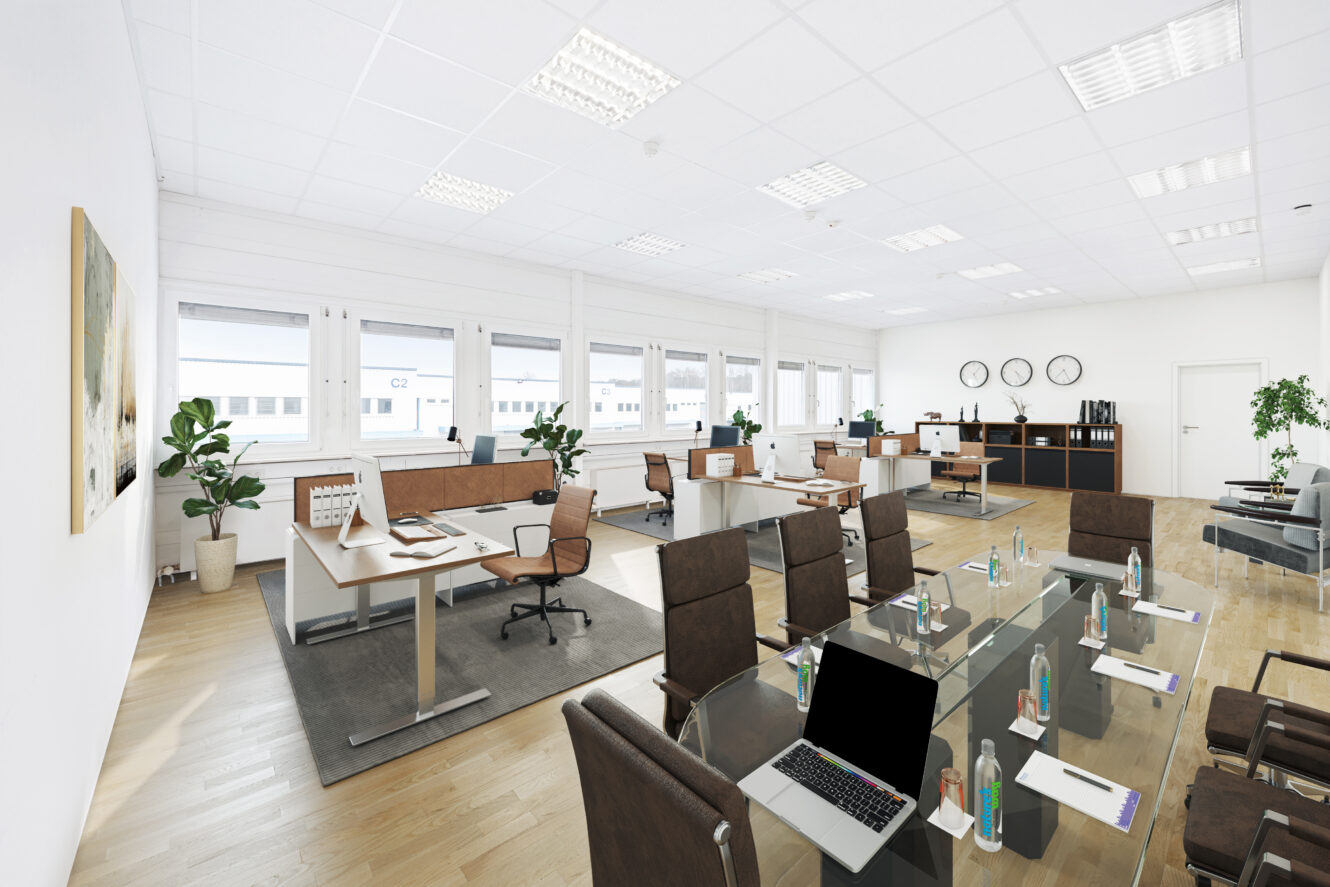 Modernes Großraumbüro mit Schreibtischen, Stühlen, Laptops, einem mit Notizblöcken und Wasserflaschen bestückten Konferenztisch, großen Fenstern, Pflanzen und Wanduhren.