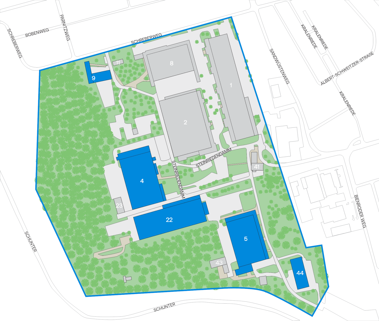 Der Lageplan zeigt mehrere nummerierte Gebäude in Grau und Blau, umgeben von grünen Flächen, mit eingezeichneten Straßen und Wegen um und innerhalb des umrissenen Grundstücks.