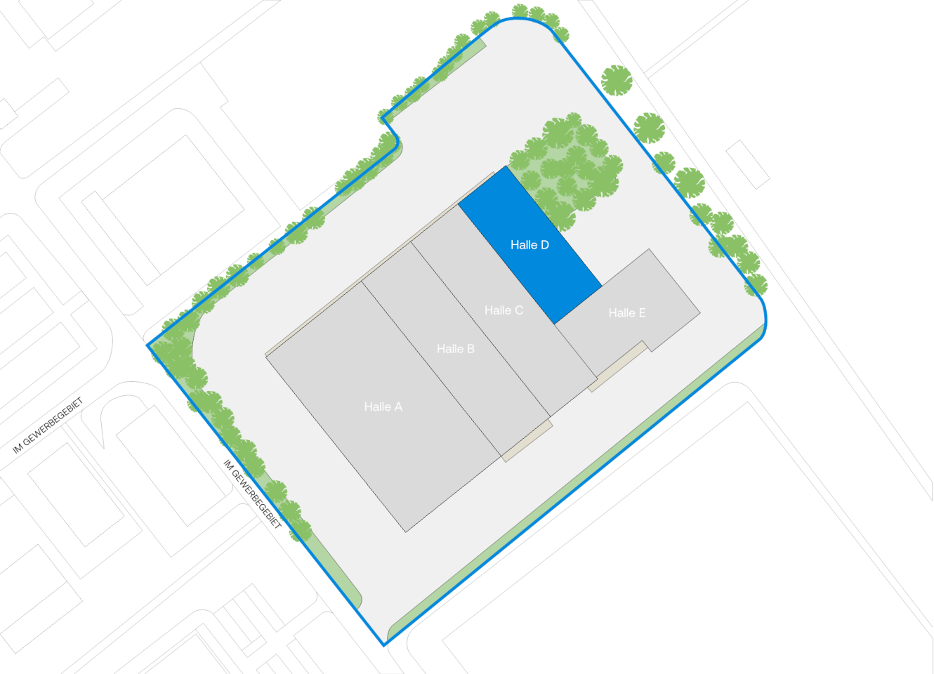 Lageplan eines Gebäudekomplexes mit den Hallen A, B, C, D und E, der inmitten von Bäumen liegt und von Straßen umgeben ist.