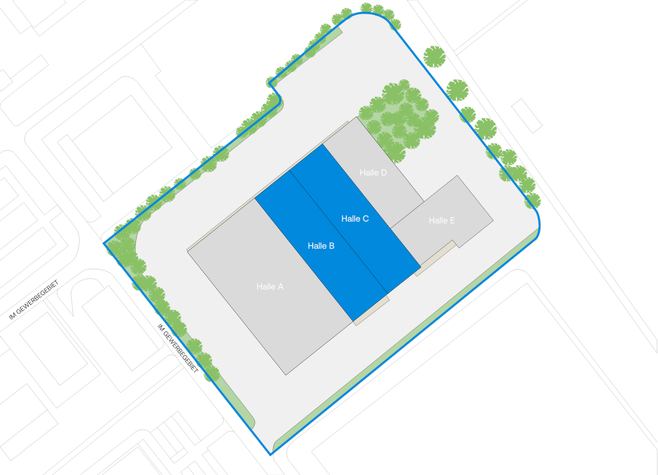 Lageplan eines Gebäudekomplexes mit den als Halle A, B, C, D und E bezeichneten Bereichen, umgeben von Bäumen und begrenzt durch Straßen. Die Hallen B und C sind blau hervorgehoben.