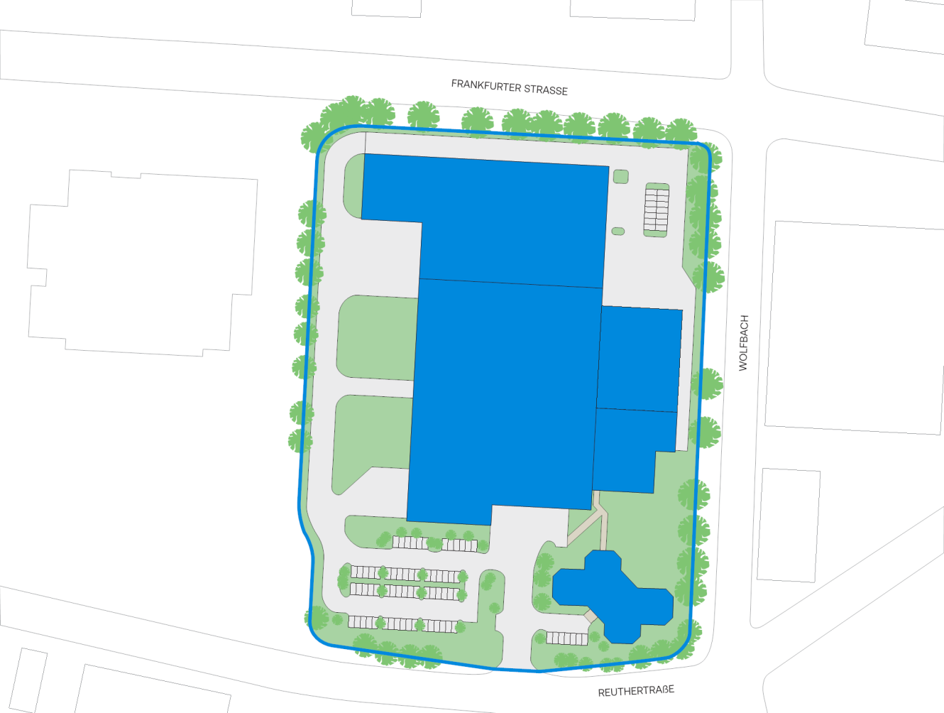Lageplan, der einen blauen Gebäudekomplex mit umliegenden Parkflächen, Grünflächen, Bäumen und angrenzenden Straßen mit den Bezeichnungen Frankfurter Straße, Wohlpich und Reutherstraße zeigt.