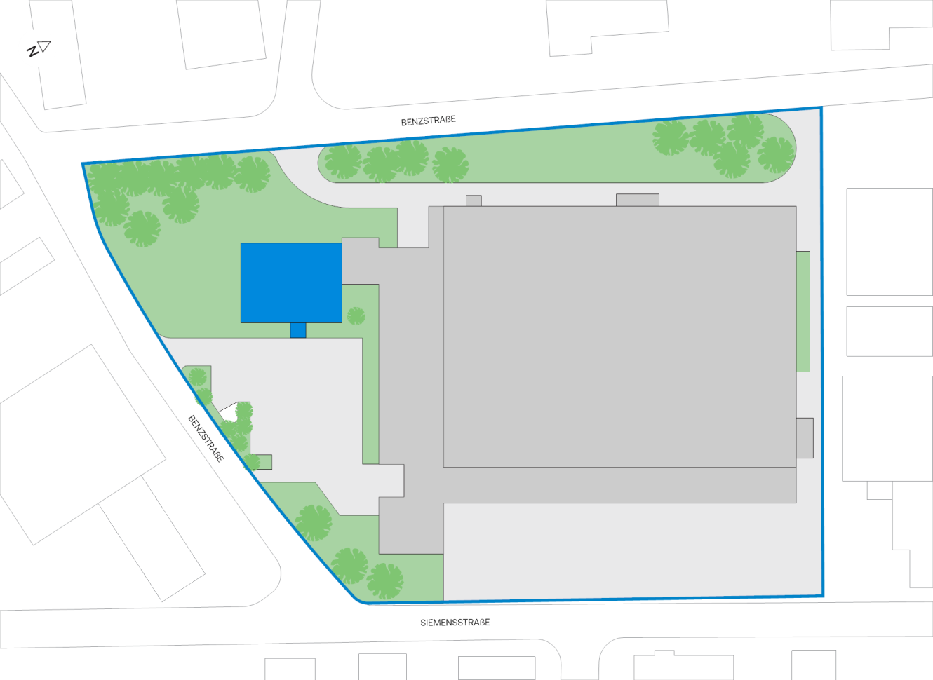 Auf einem Lageplan ist ein großes graues Gebäude neben einem blauen Bauwerk zu sehen, umgeben von begrünten Flächen und Straßen mit den Bezeichnungen „Benz“ und „Siemensstraße“.