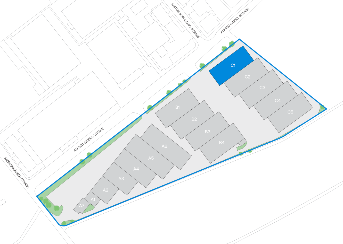 Lageplan mit mehreren beschrifteten Gebäuden (A1–A7, B1–B4, C1–C5) innerhalb eines umzäunten Geländes, mit angrenzenden Straßen und kleinen Grünflächen.